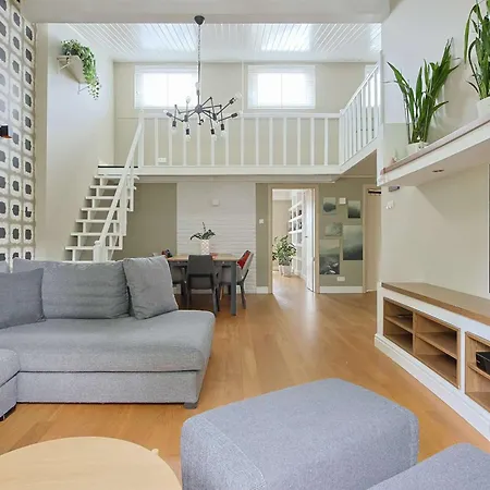 Spacious With Bathtub And Balcony In By Renters Varsóvia