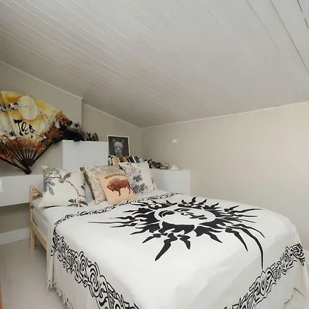 Spacious With Bathtub And Balcony In By Renters *