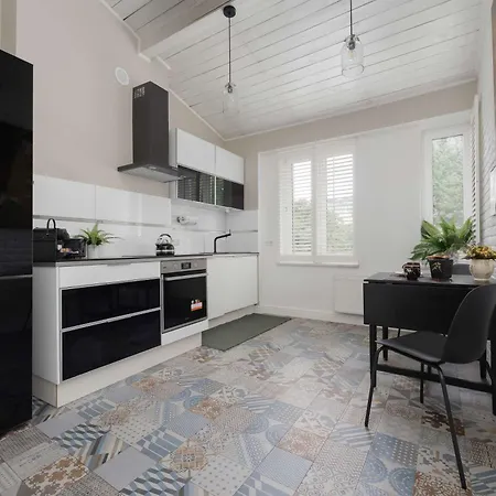 Spacious With Bathtub And Balcony In By Renters * Varsóvia