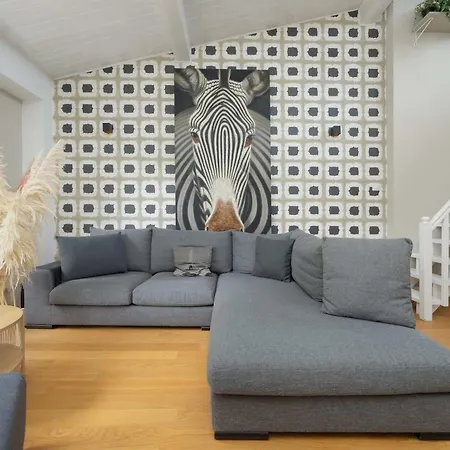 Spacious With Bathtub And Balcony In By Renters *