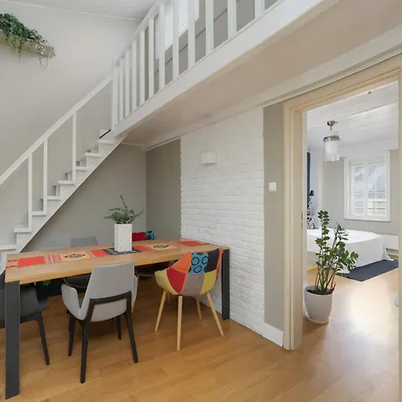 Spacious With Bathtub And Balcony In By Renters Varsóvia
