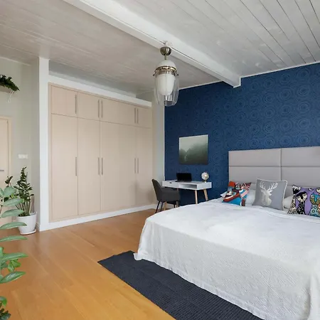 Apartamento Spacious With Bathtub And Balcony In By Renters Varsóvia
