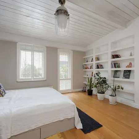 Spacious With Bathtub And Balcony In By Renters Apartamento