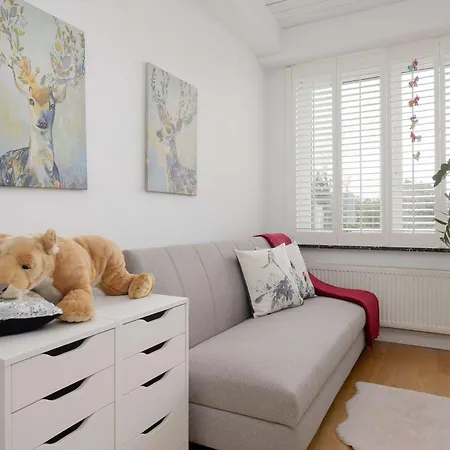 Spacious With Bathtub And Balcony In By Renters Apartamento