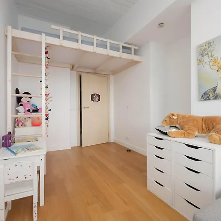 Spacious With Bathtub And Balcony In By Renters Apartamento