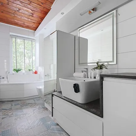 Spacious With Bathtub And Balcony In By Renters Apartamento *